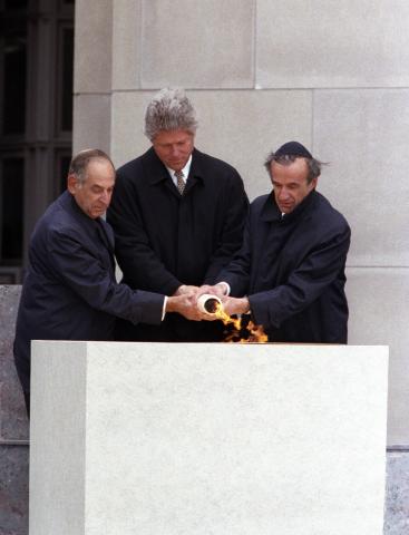 President Clinton lights flame at USHMM